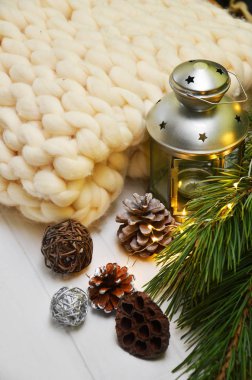 Merinos yün el yapımı örgü büyük battaniye ile yeni yeat ağacı, süper tıknaz iplik, modaya uygun kavram. Örgü battaniye, Merinos yün arka plan close-up. Yeni yıl