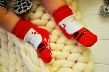 Bebek bacakları yalan closeup fotoğraf. Noel kavramı. Noel Baba