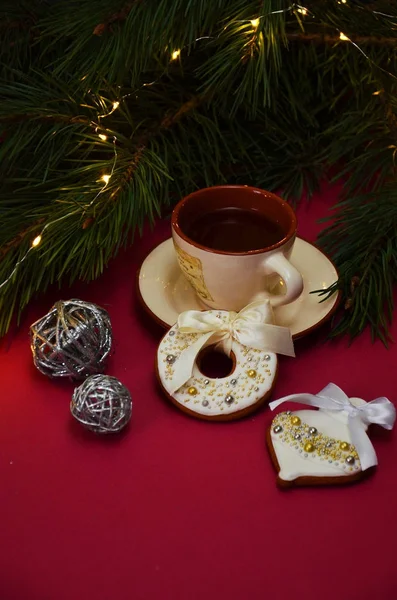 Decorazione natalizia con tè sul tavolo rosa — Foto Stock