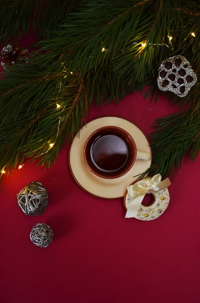 Різдвяна прикраса чаю на рожевому столі — стокове фото