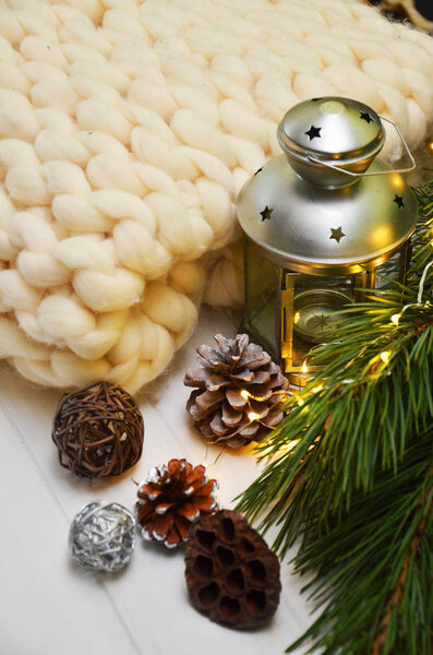 Мериносовая шерсть ручной работы вязаное большое одеяло с новым желтым деревом, супер толстая пряжа, модная концепция. Крупный план вязаного одеяла, мериносовой шерсти фон. Новый год
