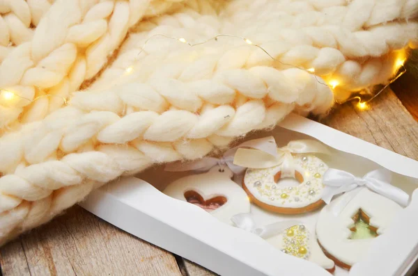 Merinos yün el yapımı örgü büyük battaniye ile gingerbread çerezleri, süper tıknaz iplik, modaya uygun kavram. Örgü battaniye, Merinos yün arka plan Close-Up