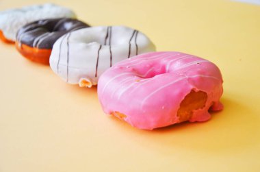 Çikolatalı donutlar, pembe jöleli ve şekerli çörekler..