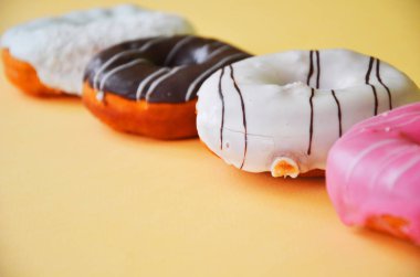 Çikolatalı donutlar, pembe jöleli ve şekerli çörekler..