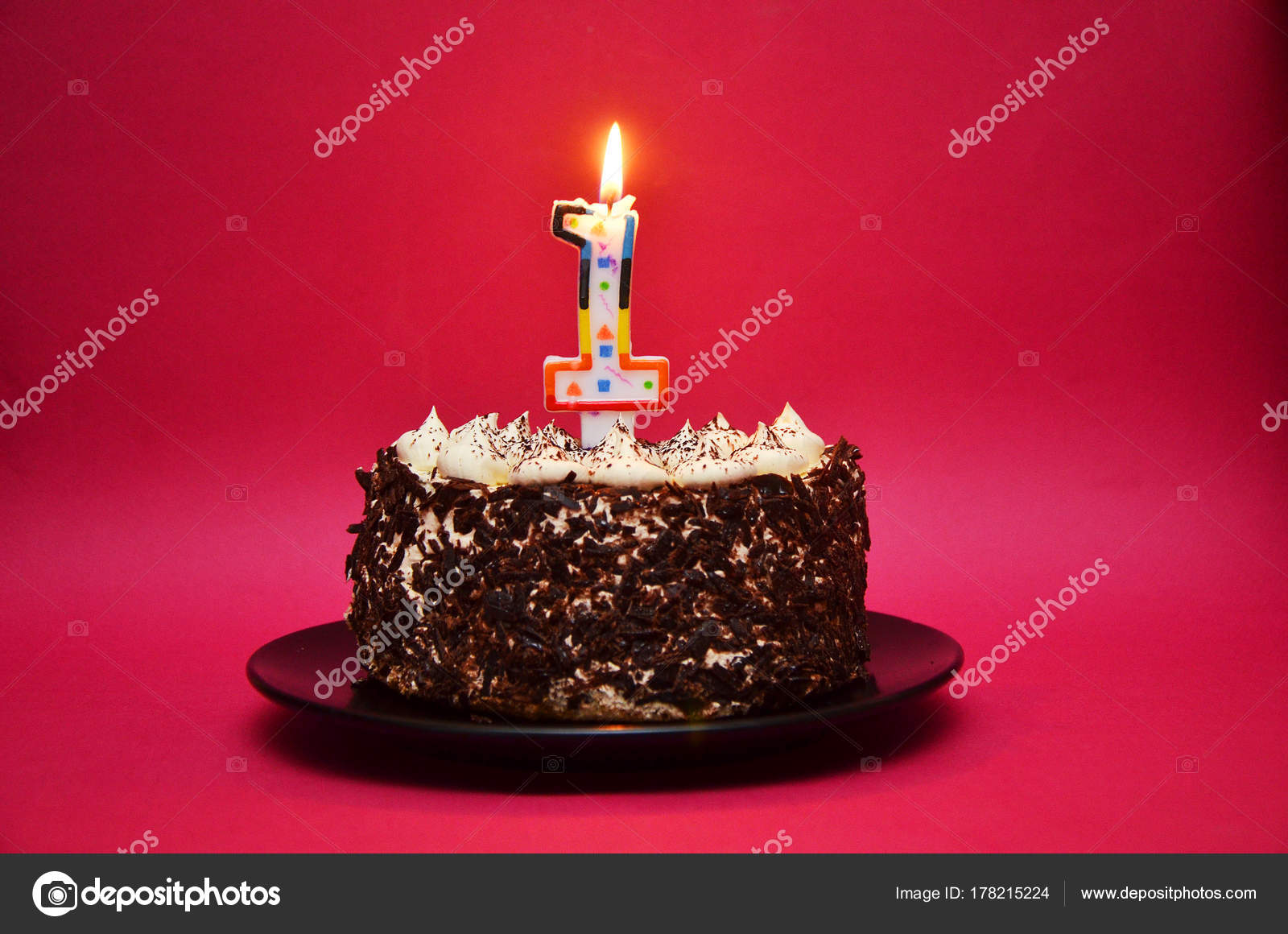 Gateau Pour Le Premier Anniversaire Numero Un En Sucre Sur Le Dessus Avec Des Etoiles Autour Photographie Victoryvelychkom C Gateau Pour Le Premier Anniversaire Numero Un En Sucre Sur Le Dessus Avec Des Etoiles Autour Photographie Victoryvelychkom C