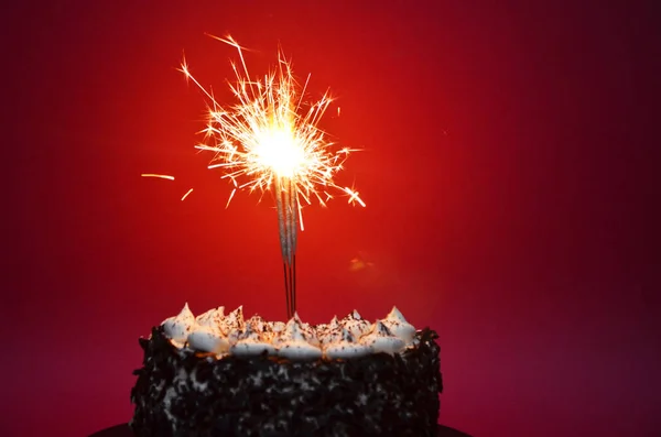 Torta per il primo compleanno, numero uno fatto di zucchero in cima con stelle intorno. — Foto Stock