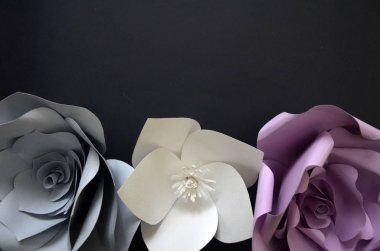 arka plan çiçekler. Pembe bir arka plan üzerinde renkli el yapımı kağıt çiçekler. Vintage kağıt çiçekler. Ultra Violet, gri, çiçek kağıt arka plan deseni çok güzel tarzı. Rose kağıttan yapılmış. Mutlu kadının da