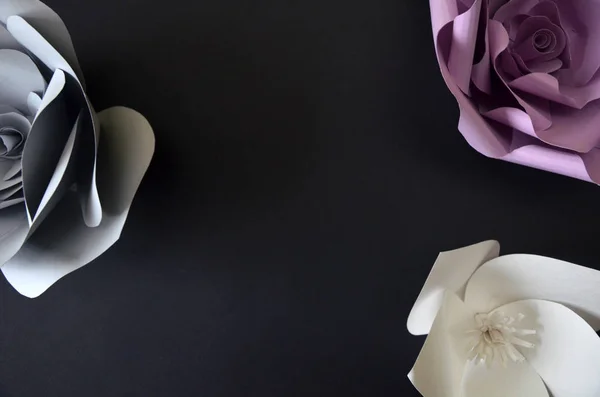 Flores de fondo. Coloridas flores de papel hechas a mano sobre fondo rosa. Flores de papel vintage. Ultra violeta, gris, flores patrón de fondo de papel estilo encantador. Rose hecha de papel. Feliz womans da — Foto de Stock
