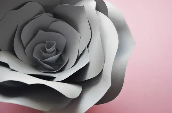 Paperin Kukkia Valkoisella Pohjalla Värikäs Käsintehty Paperi Kukkia Vaaleanpunainen Tausta — kuvapankkivalokuva