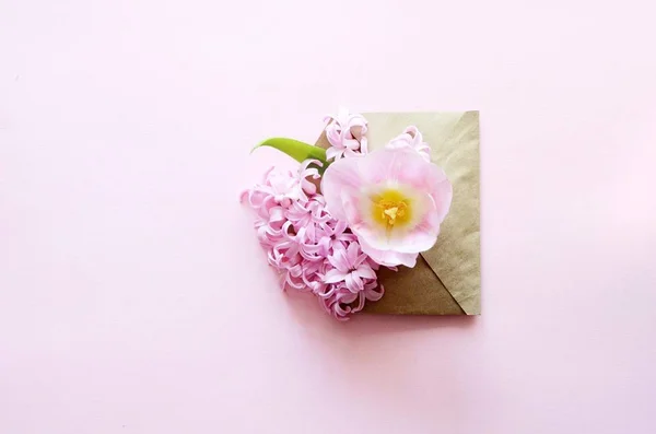 Vintage neliö kortti lähikuva avasi veneen paperi kirjekuori täynnä kevään kukka violetti lila kukkia. Top view, tasainen lay . — kuvapankkivalokuva