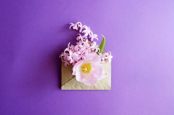 Tulip boeket en envelop op witte houten achtergrond, kopie ruimte — Stockfoto