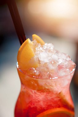 Taze yaz soğuk alkollü içecekler. Güneş ışığında.