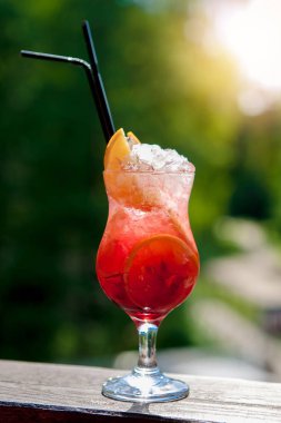 Taze yaz soğuk alkollü içecekler. Güneş ışığında.