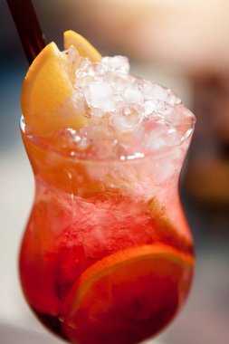 Taze yaz soğuk alkollü içecekler. Güneş ışığında.