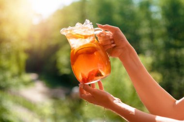 Taze yaz soğuk alkollü içecekler. Güneş ışığında.