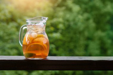 Taze yaz soğuk alkollü içecekler. Güneş ışığında.