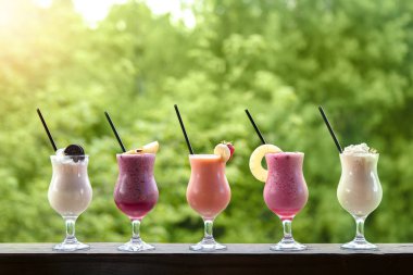 Farklı milkshake 'ler, çeşitli soğuk yaz milkshake' leri.