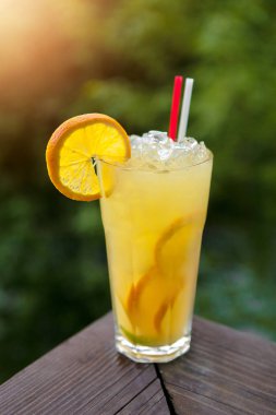 Taze yaz soğuk alkollü içecekler. Güneş ışığında.