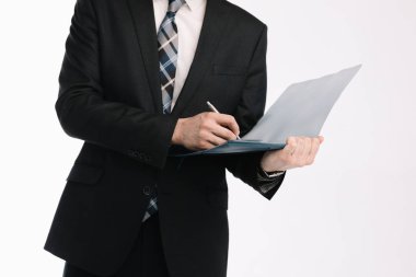 İş belgesi. İş adamı, boş bir kağıda bir tablet yazıyor. İş adamı kılığındaki bir işadamı beyaz arka planda bir belge imzalıyor..