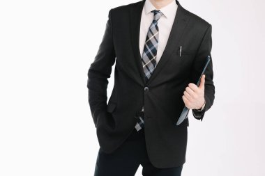 İş belgesi. İş adamı, boş bir kağıda bir tablet yazıyor. İş adamı kılığındaki bir işadamı beyaz arka planda bir belge imzalıyor..