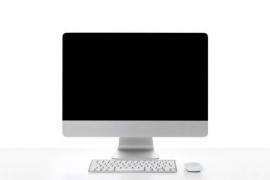 Beyaz arkaplandaki bilgisayar 