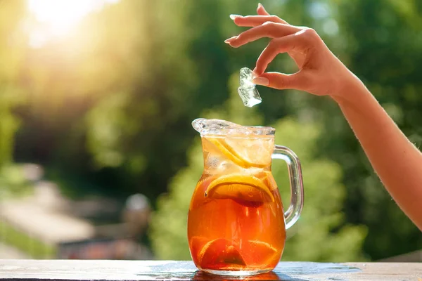 新鮮な夏の冷たいアルコール飲料 太陽の下で — ストック写真