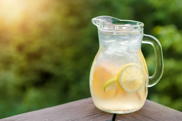 Bebidas Alcohólicas Frías Verano Frescas Luz Del Sol —  Fotos de Stock