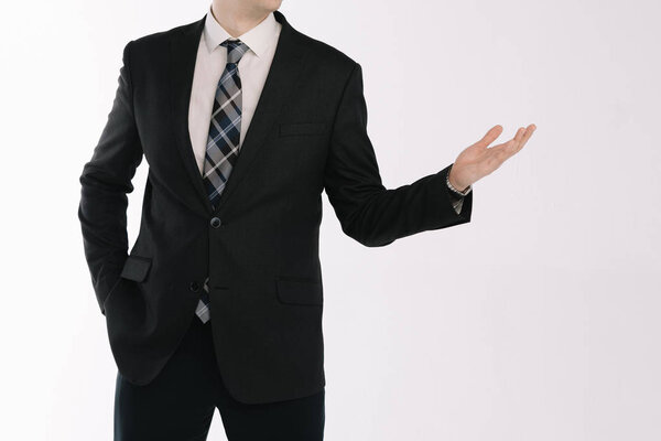 портрет бизнесмена, стоящего на белом фоне с протянутой рукой
