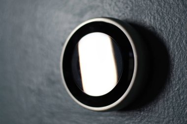 Akıllı evdeki termostat. Merkezde parıltılı teknoloji görüşü engelliyor. Sanatsal yalıtılmış ürün fotoğrafı