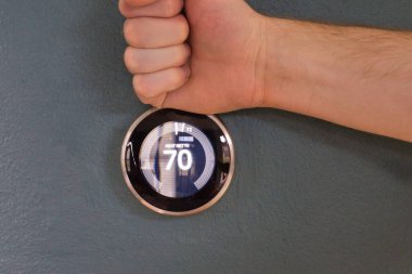 Aşırı enerji maliyetinden dolayı termostat parçalayıp yumruklamak. Artan ısıtma ve soğutma öfkesi. Yuva akıllı ev termostatı