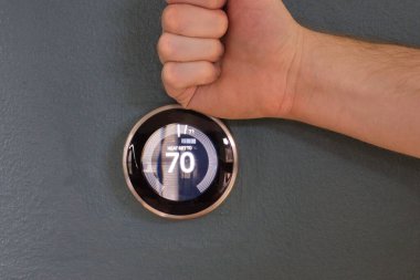 Aşırı enerji maliyetinden dolayı termostat parçalayıp yumruklamak. Artan ısıtma ve soğutma öfkesi. Yuva akıllı ev termostatı