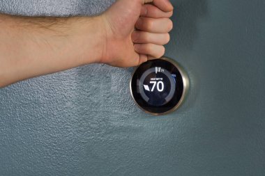 Aşırı enerji maliyetinden dolayı termostat parçalayıp yumruklamak. Artan ısıtma ve soğutma öfkesi. Yuva akıllı ev termostatı