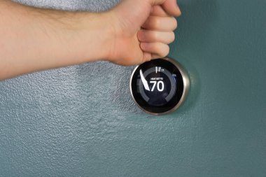 Aşırı enerji maliyetinden dolayı termostat parçalayıp yumruklamak. Artan ısıtma ve soğutma öfkesi. Yuva akıllı ev termostatı