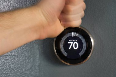 Aşırı enerji maliyetinden dolayı termostat parçalayıp yumruklamak. Artan ısıtma ve soğutma öfkesi. Yuva akıllı ev termostatı