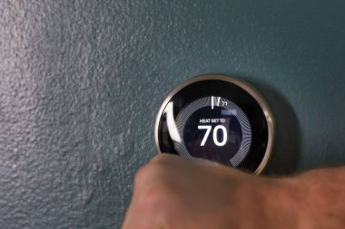 Aşırı enerji maliyetinden dolayı termostat parçalayıp yumruklamak. Artan ısıtma ve soğutma öfkesi. Yuva akıllı ev termostatı