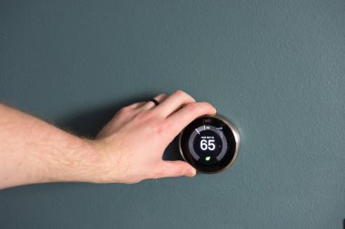 Yeşil Teknisyen- Enerji ve para tasarrufu için elektrik termostatı