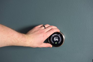 Yeşil Teknisyen- Enerji ve para tasarrufu için elektrik termostatı