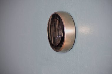 Termostat açık mavi duvarda izole edilmiş. Para ve enerji tasarrufu için akıllı ev teknolojisi.