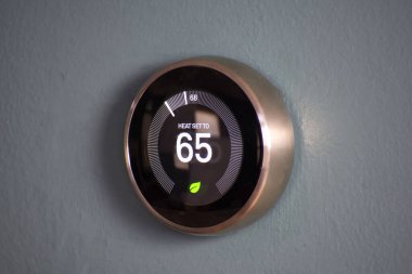 Akıllı ev termostatı 65 derecelik bir enerji tasarrufu gösteriyor. Yuva sıcaklığı