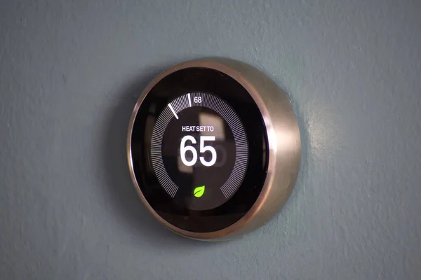 Akıllı ev termostatı 65 derecelik bir enerji tasarrufu gösteriyor. Yuva sıcaklığı