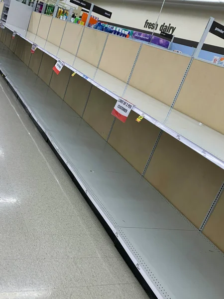 Dayton, 25-25-20 yaş arası Meijer 'deki bakkalda tuvalet kağıdı rafları. Coronavirus 'tan gelen yükleme nedeniyle satılık tek bir rol ya da paket yok