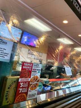 Hidrokloroksin ilaç kutusu beyaz arka planda izole edilmiş. Coronavirus veya COVID-19 tedavisinde kullanılır. Kırmızı hap kutusu izole edildi, 30 tablet. Beyaz arka planda izole edilmiş hasta için bir kutu hap. 200 mg tablet, Birleşik Devletler farmakopisi