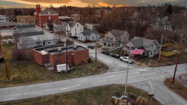 Gün batımında küçük bir kasabanın Arieal fotoğrafı. Amerika 'da herhangi bir kasaba olabilir. Altın saat boyunca şehir merkezinde küçük bir köy. Güzel manzaralı drone fotoğrafı.