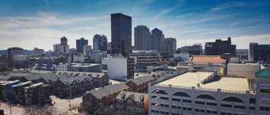 Dayton Ohio insansız hava aracı fotoğrafı. Şehir merkezi ve çoklu gökdelen manzarası.