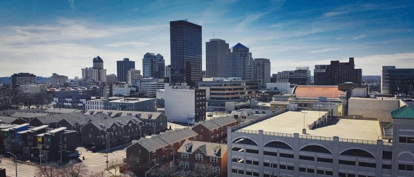 Dayton Ohio insansız hava aracı fotoğrafı. Şehir merkezi ve çoklu gökdelen manzarası.