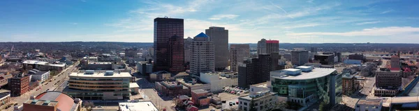 Dayton Ohio 'nun insansız hava aracından çekilmiş panoramik fotoğrafı. Şehrin insansız hava aracı fotoğrafçılığı. Panoramik fotoğraf.