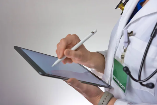 Trabajador Sanitario Que Utiliza Tableta Para Llevar Cabo Atención Médica — Foto de Stock