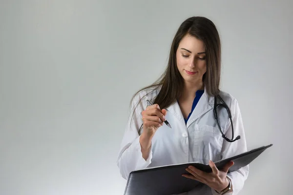 Enfermera Practicante Doctora Escribiendo Prescripción Tableta Papel Pluma Mano Realización — Foto de Stock