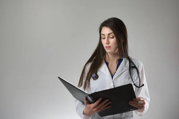 Profesional Salud Femenino Examinando Historia Clínica Aislada Sobre Fondo Gris — Foto de Stock