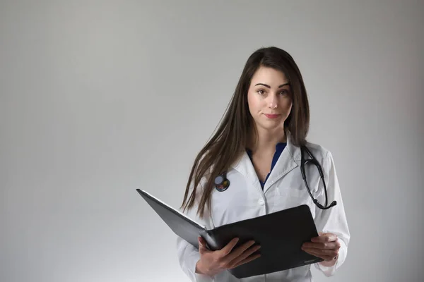 Profesional Salud Femenino Examinando Historia Clínica Aislada Sobre Fondo Gris — Foto de Stock